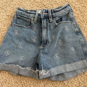 Hollister Ultra High Rise Curvy Mom embroidered flower Jean shorts size 00/000